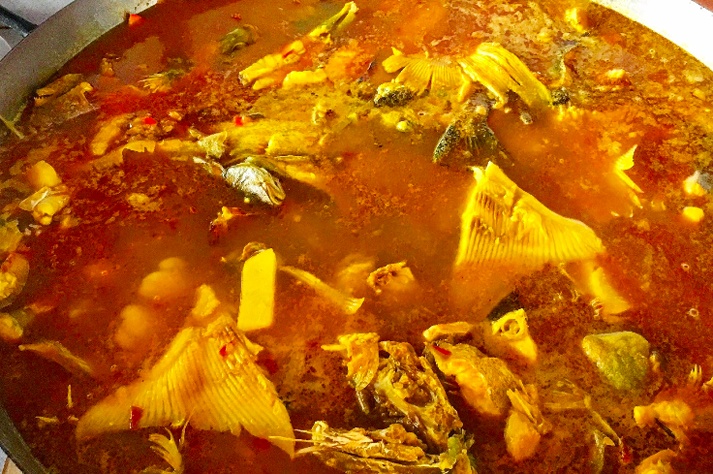 Cooking bullit de peix in El Bigotes, Ibiza.