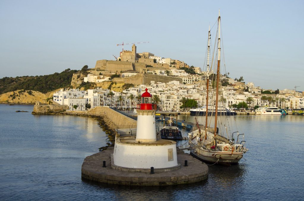 Vista general de Dalt Vila y el barrio de La Marina a sus pies
