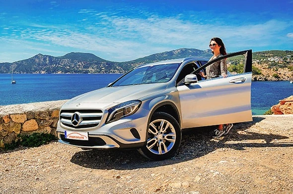 motoluis-medianos Alquiler de Mercedes en Ibiza con mujer y mar de fondo.