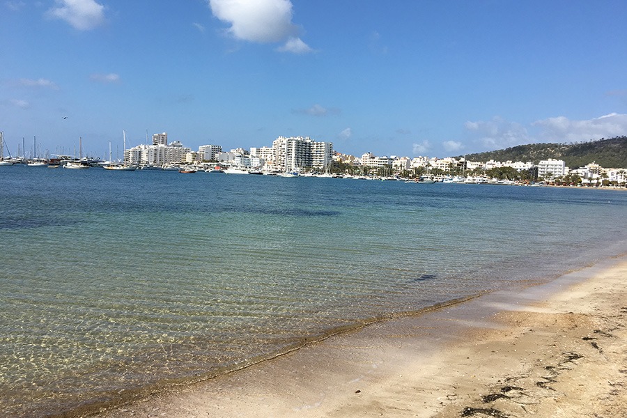 playa de s arenal en san antonio